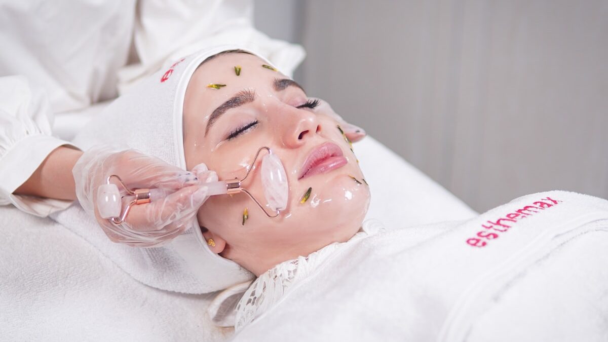 Microneedling-Pflegebehandlung im Gesicht