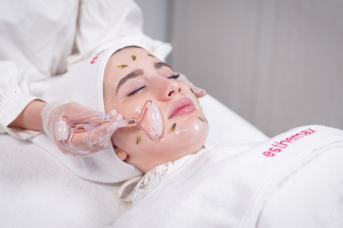 Microneedling-Pflegebehandlung im Gesicht