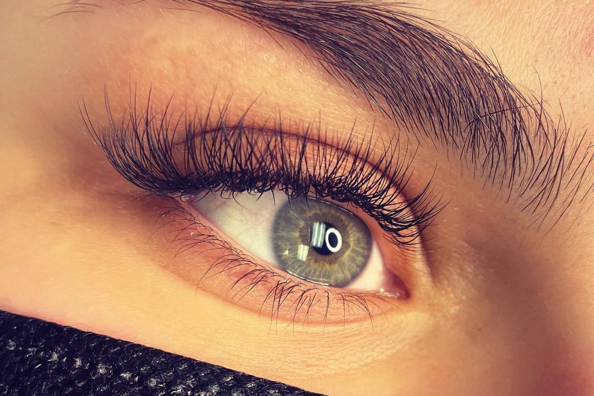 Wimpern und Brauen – Lash- und Browlifting